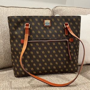 Dooney & Bourke Gretta large shopper, beautiful, coated canvas. Smoke free.